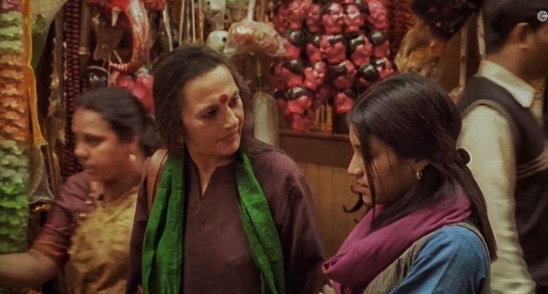 Brinda Karat (con dupatta verde) en un fotograma de la pel&iacute;cula Amu en 2005