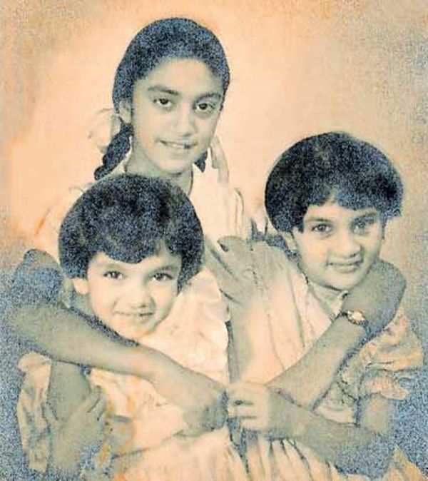 Una foto antigua de Brinda con sus hermanas Radhika y Juni.