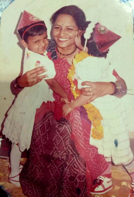 Fotografía de la infancia de Kriti con su madre