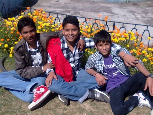 Foto de la infancia de Yogesh Kathuniya (en el medio) con sus amigos