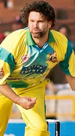 Chris Cairns jugando a los bolos durante un partido de la Liga de Cr&iacute;quet de la India