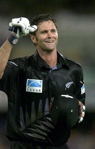 Chris Cairns celebrando tras anotar un siglo