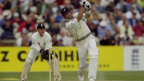 Chris Cairns jugando un tiro durante un partido de prueba