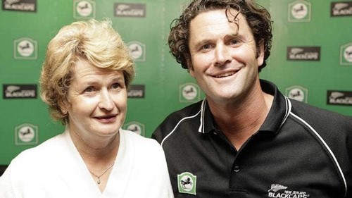 Chris Cairns con su madre, Sue Wilson