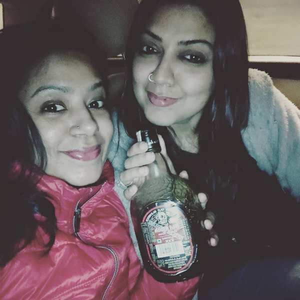 Deepika Bhardwaj mientras muestra una botella de alcohol en medio de una fiesta de celebraci&oacute;n