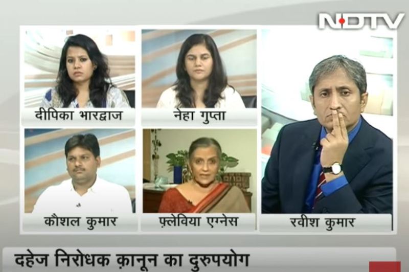 Deepika Narayan Bhardwaj en el panel de debate de un canal de noticias