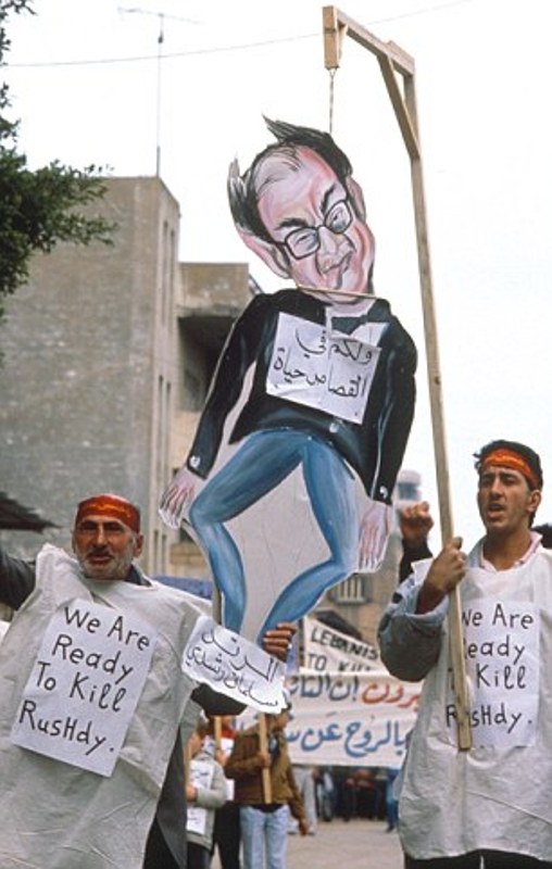 Los manifestantes en Beirut enviaron un mensaje a Rushdie durante la fatwa emitida contra él