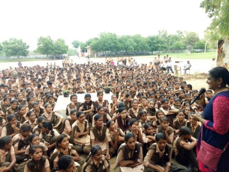 Dr. Kriti orientando a los niños