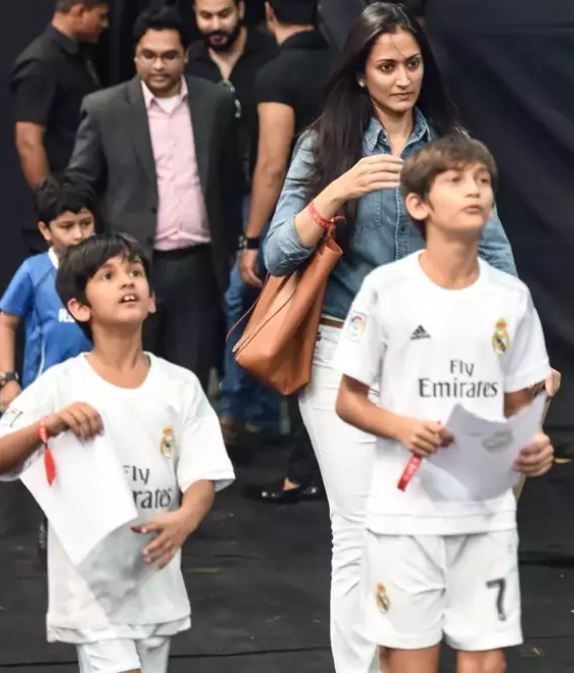 Gayatri Joshi con sus dos hijos (ambos de blanco)