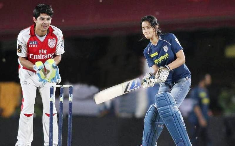 Gayatri Reddy intentando batear en la IPL