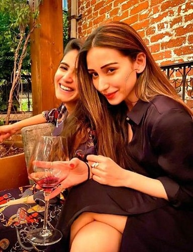 Heli Daruwala en un restaurante