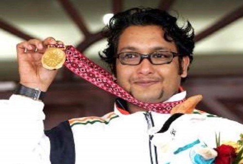 Jaspal Rana posando con su medalla de oro tras los Juegos de la Commonwealth