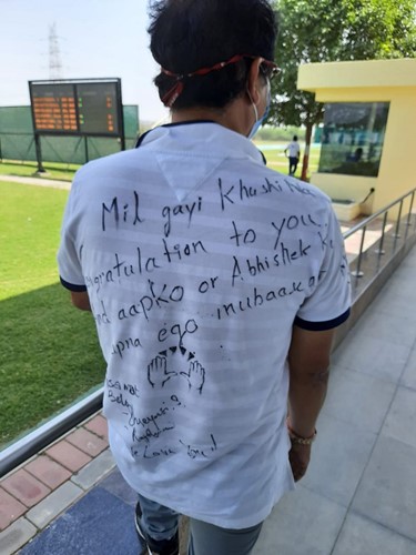 Jaspal Rana con una camiseta blanca con un mensaje