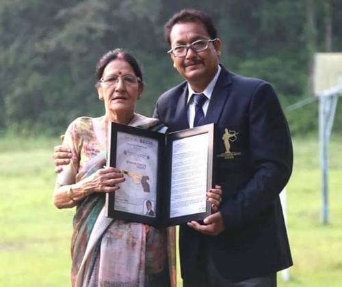 Jaspal Rana con su madre, Shyama Rana