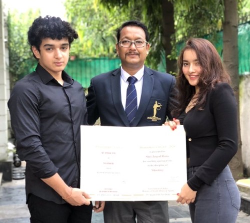 Jaspal Rana con su hija, Devanshi Rana, y su hijo, Yuvraj Rana