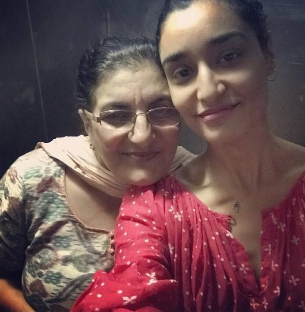 Kanishtha Dhankar con su madre