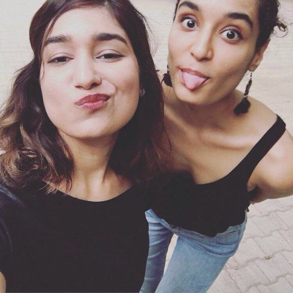 Kanishtha Dhankar con su hermana