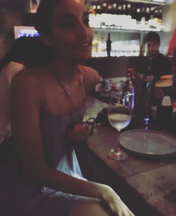 Kanishtha bebiendo alcohol ocasionalmente