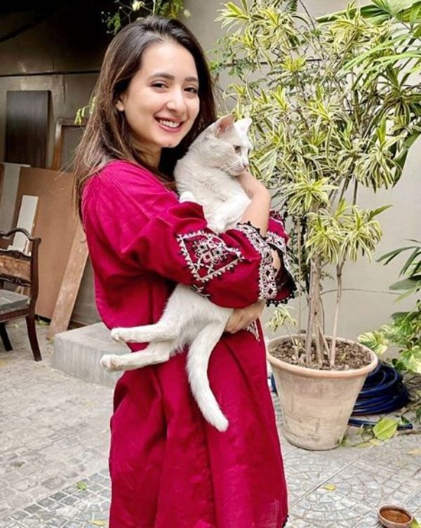 Komal Aziz Khan sosteniendo a su gato mascota