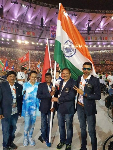 Mariyappan Thangavelu durante la ceremonia de portada de la bandera en 2018