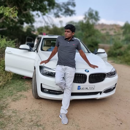 Mariyappan con su coche BMW Serie 3 GT