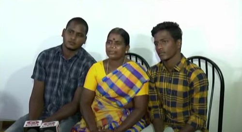 La madre de Mariyappan, Saroja, y sus hermanos.