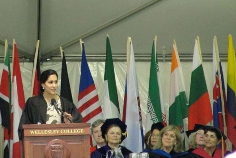 Mira Sethi pronunciando un discurso en el nombre de su universidad Wellesley College
