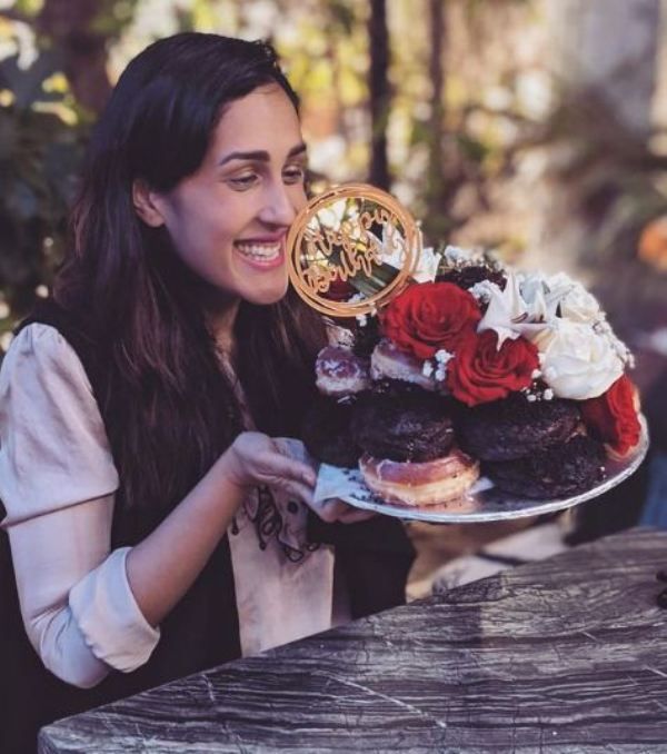 Mira Sethi sosteniendo su pastel de cumplea&ntilde;os de rosquilla