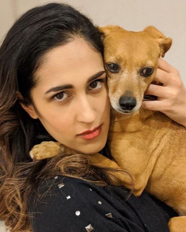Mira Sethi sosteniendo a su mascota en sus brazos