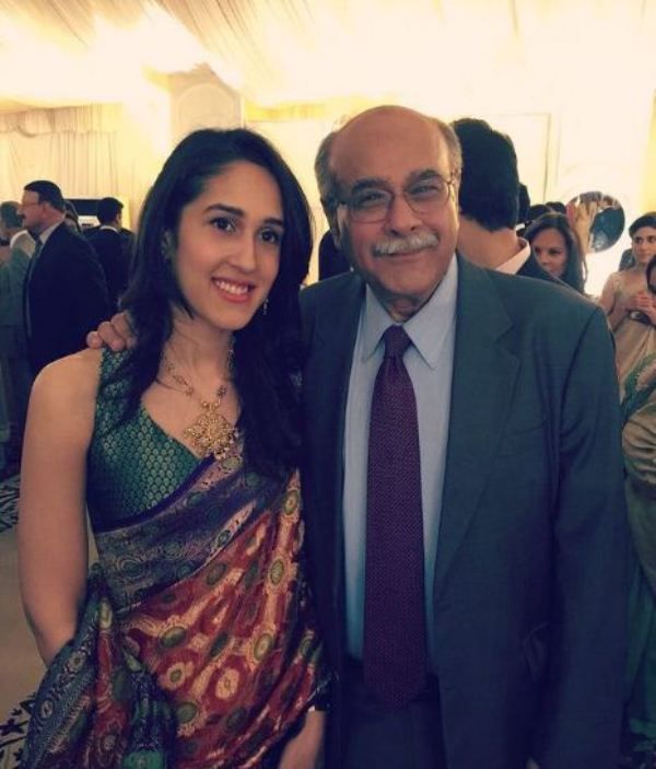 Mira Sethi con su padre