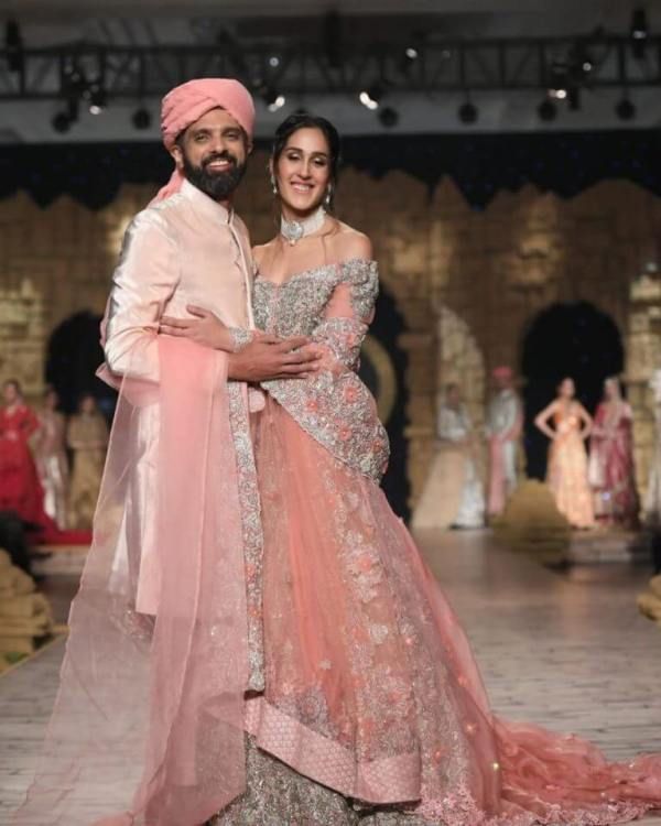 Mira Sethi con su esposo