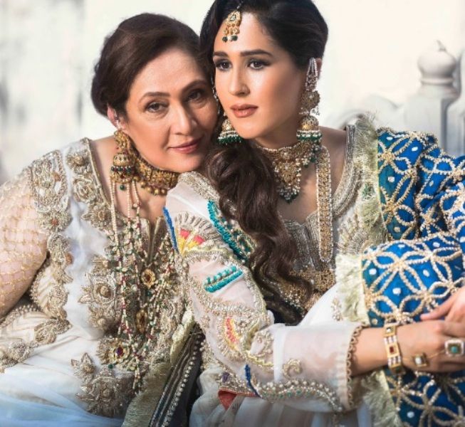 Mira Sethi con su madre