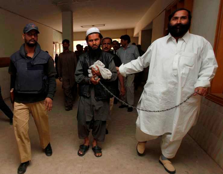 Mullah Abdul Ghani Baradar despu&eacute;s de su arresto en Karachi en febrero de 2010