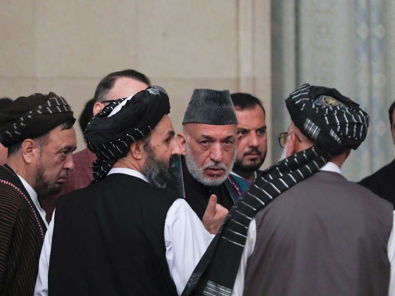 Mullah Abdul Ghani Baradar durante un encuentro con Hamid Karzai
