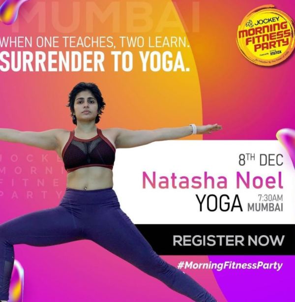 Natasha Noel en la portada de una invitaci&oacute;n a una sesi&oacute;n de yoga