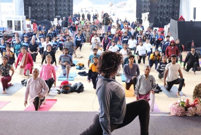 Natasha Noel mientras ense&ntilde;aba yoga en el Festival Internacional de Yoga 2020