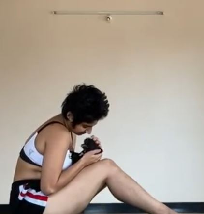 Natasha Noel con su perro mascota
