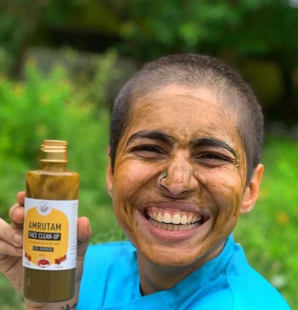 Natasha mientras anuncia un producto de belleza.