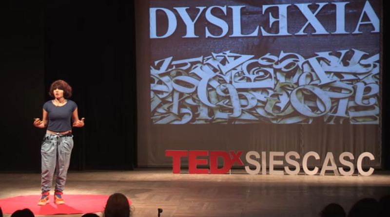 Natasha mientras habla en TEDx