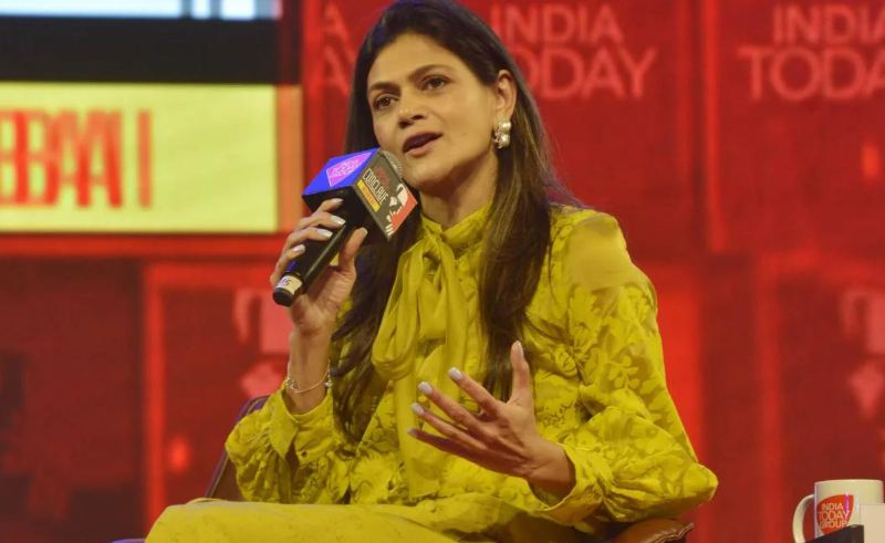 Neerja Birla mientras habla en una plataforma p&uacute;blica de un canal de noticias indio