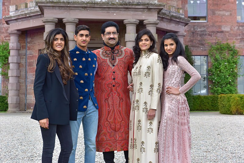 Neerja Birla con su marido y sus tres hijos