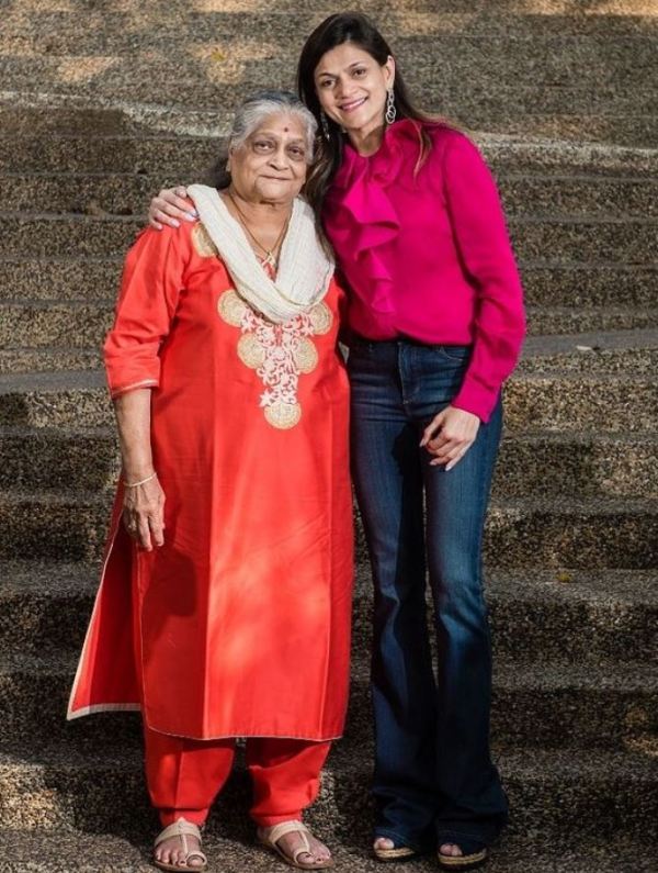 Neerja Birla con su madre