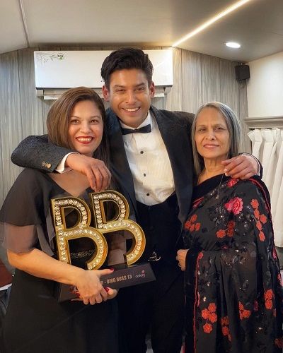 Hermana, hermano y madre de Neetu Shukla