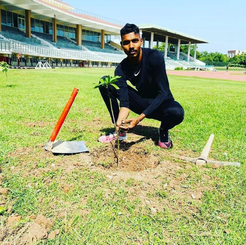 Nishad Kumar mientras planta un &aacute;rbol joven