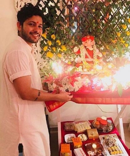 Nishant Bhat orando a un &iacute;dolo del Se&ntilde;or Ganesha