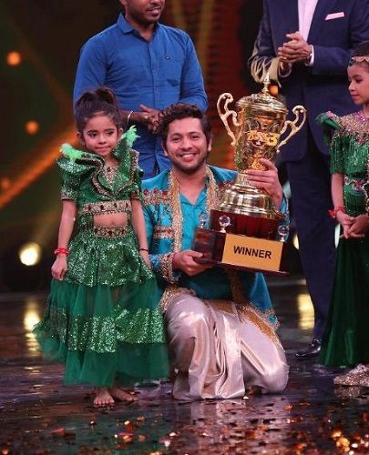 Nishant Bhat con el trofeo ganador en Dance Deewane 3