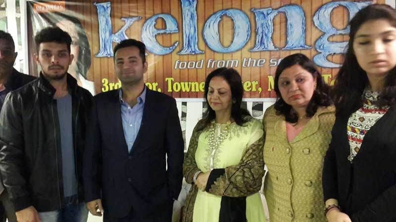 Nita Mehta en la ceremonia de apertura de su restaurante 'Kelong'