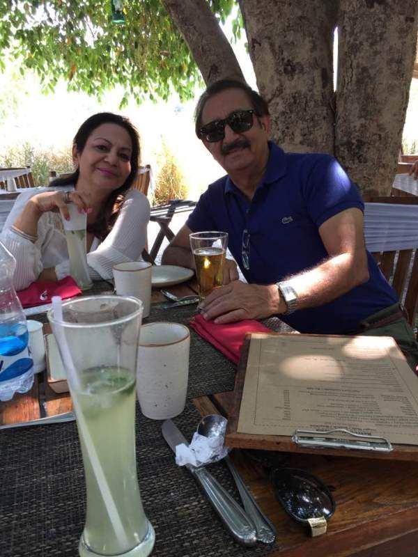Nita Mehta con su hermano