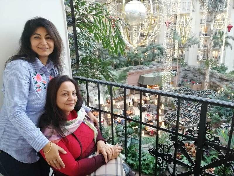 Nita Mehta con su hija