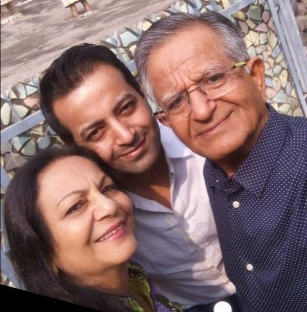 Nita Mehta con su esposo e hijo